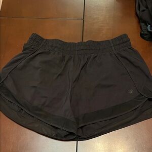 Athleta mesh racer run mid rise 4” black shorts